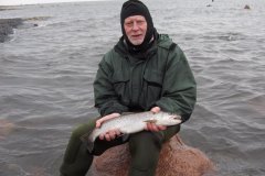 06-03-2008, Jens med en svenskerørred på ca 1,5 kg, bemærk det meget uklare vand