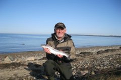 10-04-2011, En dejlig morgen, desværre stadig ikke mange fisk Der mangler fortsat føde til de sultne ørreder på kysten, vinteren har været lang i år