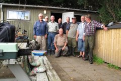 11-08-2010, Pensionisttur til Tystrup med masser af fisk og Mogens Mogensens gode frokost bagefter  Her er hele holdet forsamlet foran hytten