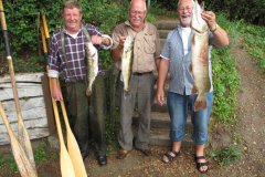 11-08-2010, Vinderne af dagens interne konkurrence mellem pensionisterne.  Fra venstre Hans Peter Larsen, aborre 1,1 kg. Jørgen Christensen, sandart 1,4 kg og Arnfred Plindstrup med gedde 5,0 kg.