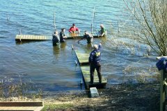 20-04-2008, Bestyrelsen mfl hjælpere satte den 20 april bro og både på plads ved hytten ved Tystrup Sø, så det hele er klart tyil 1 maj