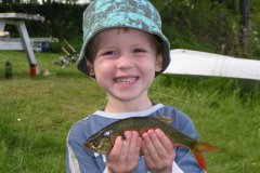23-05-2010, Asmus Kantsø 3 år med sin første fisk, en fin rudskalle fanget på majs