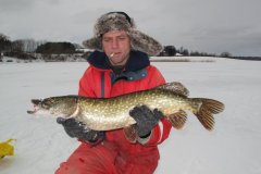 24-02-2010, Jes Hansen og Jørgen Christensen var på Tystrup Sø den 24 februar, hvilket gav en halv snes gode aborrer og 2 gedder, bla denne på 4,2 kg til Jes