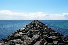 27-05-2010, En stenet mole i Korsør 100 meter fra land, derefter en børsteorm og vupti, hornfisken danser af glæde  Hans Chr Katberg Olrik Thoft