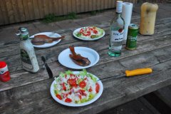 27-07-2010, Så er der varmrøget fisk på terrassen ved hytten i Tystrup